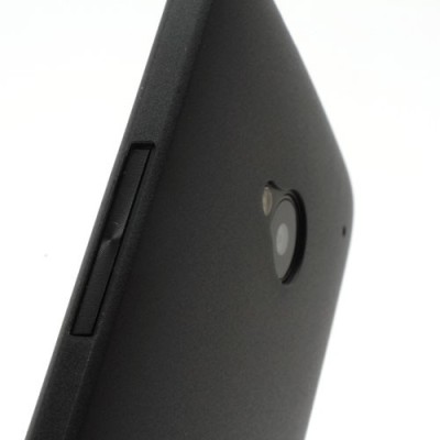 HTC One M7 pasaulē planākais melns futrālis / Vacins.lv
